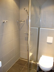 Vloertegel 30x60 living grey als wandtegels gecombineerd met betonlook antraciet vloertegels op de badkamer vloer