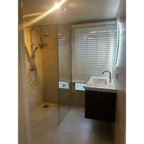 Badkamer betegeld met vloertegel 60x60 cm Betonlook Kane zand beige RBT130