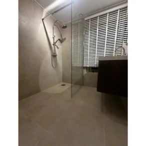 Badkamer betegeld met vloertegel 60x60 cm Betonlook Kane zand beige RBT130_