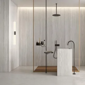 Badkamer betegeld met vloertegel Travertinlook Nuvola Licht Creme NAV125