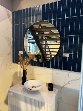 Badkamer inrichten - voorbeeld in onze showroom; wandtegels RBT19 en RBT20 met vloertegels RBT03