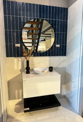 Badkamer inrichten - voorbeeld in onze showroom; wandtegels RBT19 en RBT20 met vloertegels RBT03 - foto 2