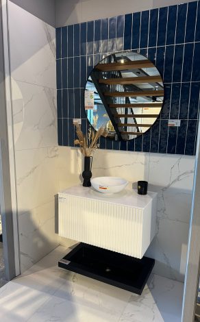 Badkamer inrichten - voorbeeld in onze showroom; wandtegels RBT19 en RBT20 met vloertegels RBT03 - foto 3
