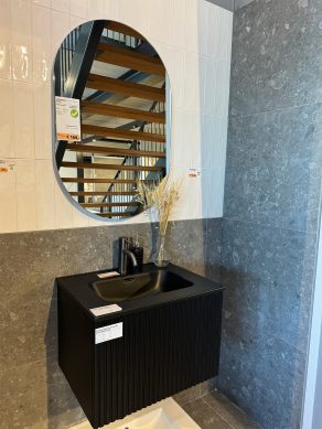 Badkamer inrichten - voorbeeld van onze showroom; visgraat wandtegels RBT21 en RBT22 met vloertegels N55