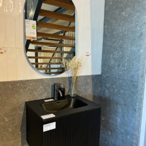 Badkamer inrichten - voorbeeld van onze showroom; visgraat wandtegels RBT21 en RBT22 met vloertegels N55, badkamerspiegel Silfur ovaal