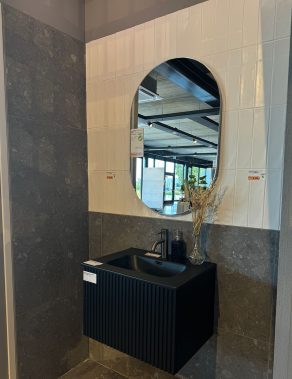 Badkamer inrichten - voorbeeld van onze showroom; visgraat wandtegels RBT21 en RBT22 met vloertegels N55 - foto 2