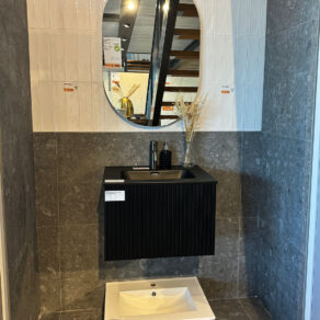 Badkamer-inrichten-voorbeeld-van-onze-showroom-visgraat-wandtegels-RBT21-en-RBT22-met-vloertegels-N55-badkamertegels-isnpiratie-