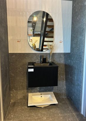 Badkamer inrichten - voorbeeld van onze showroom; visgraat wandtegels RBT21 en RBT22 met vloertegels N55 - foto 3