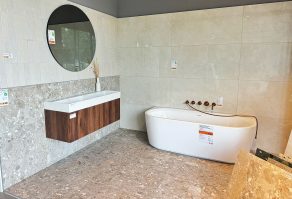 Badkamer inrichting - voorbeeld in onze showroom; vloertegels CC38, vloertegels NAV4 op de wand, visgraat wandtegels A446, spiegel Endalaus - foto 2