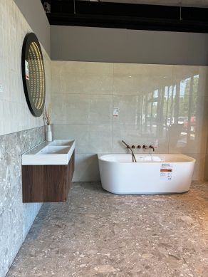 Badkamer inrichting - voorbeeld in onze showroom; vloertegels CC38, vloertegels NAV4 op de wand, visgraat wandtegels A446, spiegel Endalaus - foto 2
