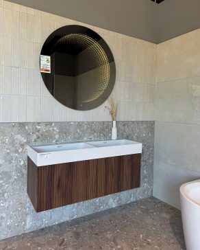 Badkamer inrichting - voorbeeld in onze showroom; vloertegels CC38, vloertegels NAV4 op de wand, visgraat wandtegels A446, spiegel Endalaus - foto 2