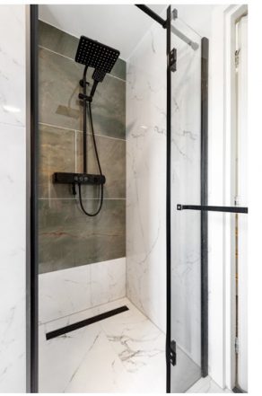 Douche met marmerlook vloertegels Barocci Groen A294 in combinatie met marmerlook wit DC55