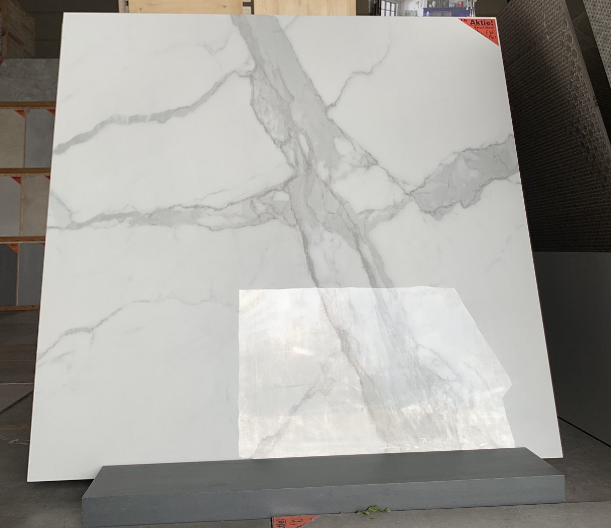 Gepolijst-vloertegel-120×260-cm-Statuario-Marmerlook-Wit-C20-2-2 Gepolijst wit marmerlook vloertegels 120x260 cm groot formaat Statuario C20 met grijze aders