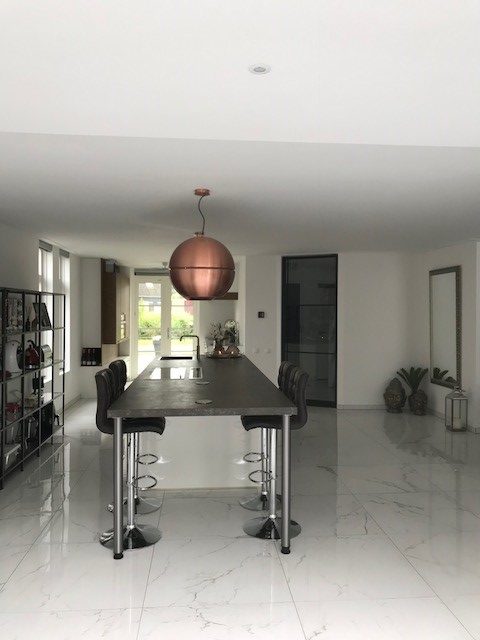 Gepolijst-vloertegel-80×80-cm-Marmerlook-Wit-DC-55-in-een-open-keuken-rotated-2 Gepolijst vloertegel 80×80 cm Marmerlook Wit DC 55 als keukentegels gebruikt, is ook in mat leverbaar. Deze tegel is in meerdere maten leverbaar.