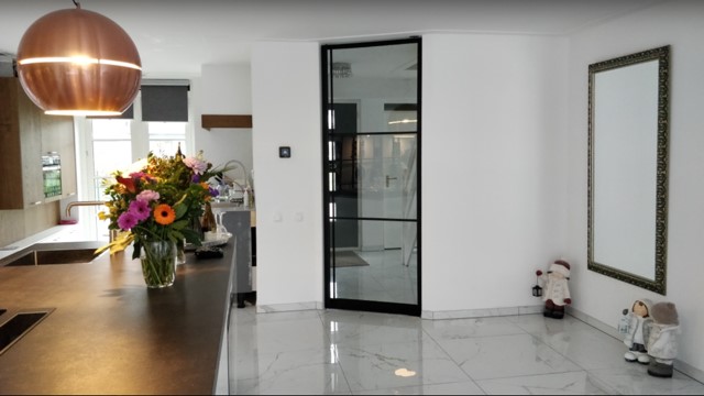 Gepolijst-vloertegel-80×80-cm-Marmerlook-Wit-DC-55-in-verschillende-maten-te-leveren.-1 Gepolijst vloertegel 80×80 cm Marmerlook Wit DC 55 in de woonkamer, is ook in mat leverbaar. Deze tegel is in meerdere maten leverbaar.