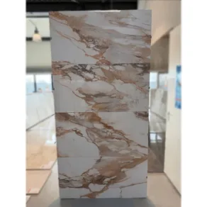 Gepolijste vloertegel 60x120 cm Marmerlook Kashmir Zandbeige Wit Goud G85 in onze showroom