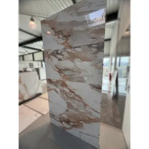 Gepolijste vloertegel 60x120 cm Marmerlook Kashmir Zandbeige Wit Goud G85 in rb tegels showroom