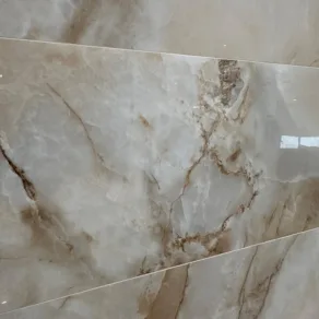 Gepolijste vloertegel 60x120 cm Marmerlook Onix Goud R109 details foto in rb tegels showroom-