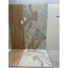 Gepolijste vloertegel 60x120 cm Marmerlook Onix Goud R109 in onze showroom gelegd