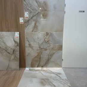 Gepolijste vloertegel 60x120 cm Marmerlook Onix Goud R109 op de wand en Vloertegel 60x120 cm Marmerlook Onix Goud R109 op de vloer-