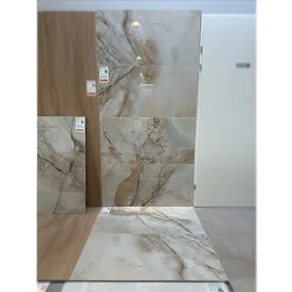 Gepolijste vloertegel 60x120 cm Marmerlook Onix Goud R109 op de wand en Vloertegel 60x120 cm Marmerlook Onix Goud R109 op de vloer