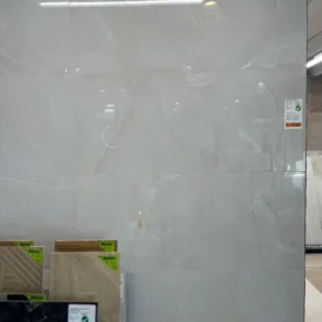 Gepolijste vloertegel 60x120 cm marmerlook Braga ivoor R23 in rb tegels showroom_