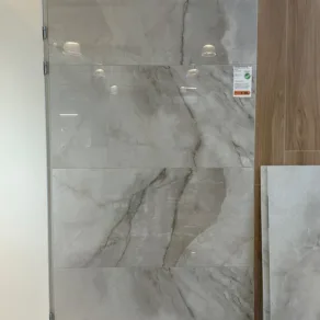 Gepolijste vloertegel 60×120 cm Marmerlook Onix Grijs R110 in rb tegels showroom-