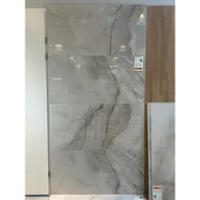 Gepolijste vloertegel 60×120 cm Marmerlook Onix Grijs R110 in rb tegels showroom