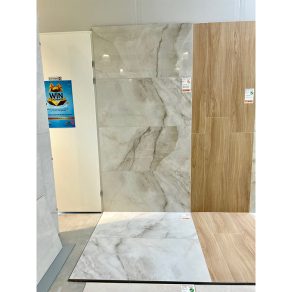 Gepolijste vloertegel Marmerlook Onix Grijs R110 zoals in onze showroom gelegd