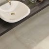 Gepolijste vloertegel marmerlook Onix Samoa Beige G71 in de badkamer gelegd