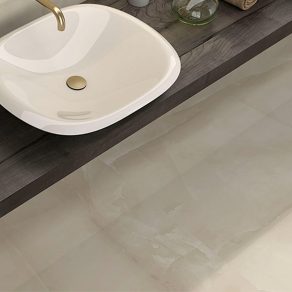 Gepolijste vloertegel marmerlook Onix Samoa Beige G71 in de badkamer gelegd