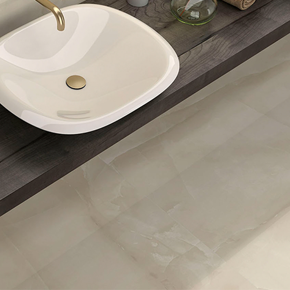 Gepolijste vloertegel marmerlook Onix Samoa Beige G71 in de badkamer gelegd
