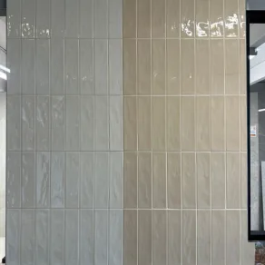 Hoogglans Wandtegel 7,5×30 cm Navarti Zarati Almond RBT181 en Zarati Bone RBT179 in rb tegels showroom