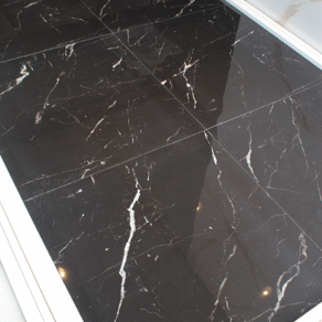 Hoogglans-tegel-60x60-cm-Marmerlook-Carrara-Black-Nero-Marquina-NR74-in-de-showroom