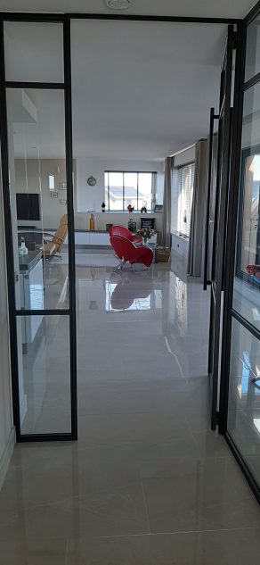Hoogglans vloertegel 60x120 cm Marmerlook Licht Grijs Wit Nav 2 is mooi op de vloer en wand