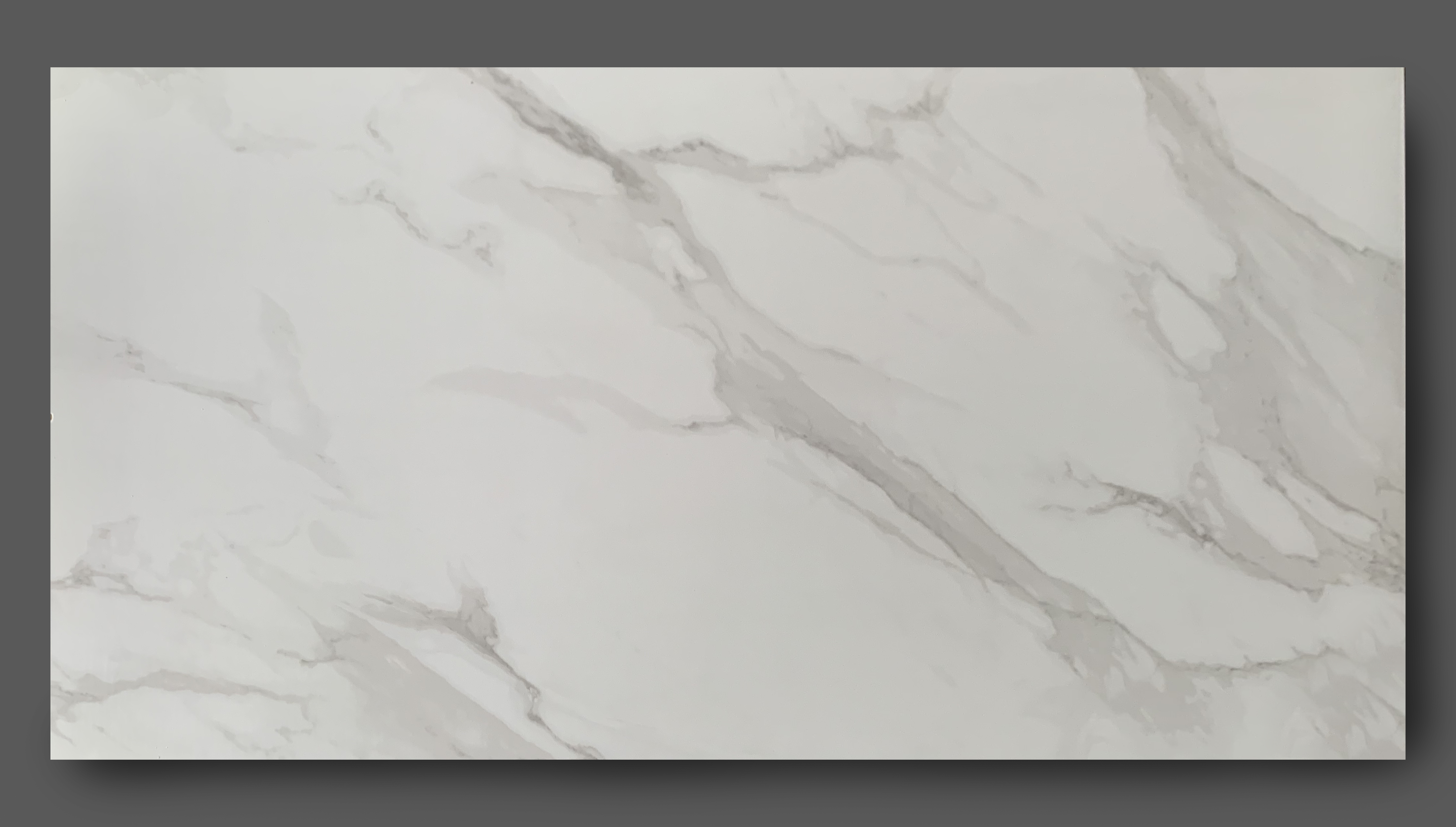 Hoogglans vloertegel 60x120 cm Marmerlook Statuario Lux NR66 Hoogglans vloertegel 60x120 cm Marmerlook Statuario Lux NR66 Deze marmerlook tegels zorgen voor een chique en klassieke uitstraling. Gebruik de tegels in iedere gewenste ruimte op de vloer of wand. Keramische marmerlook tegels hebben als voordeel dat ze makkelijker te onderhouden zijn dan origineel marmer.