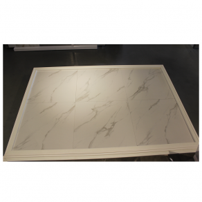 Hoogglans vloertegel 60x60 cm Carrara New Vitro NR71 in de showroom