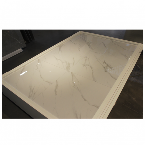 Hoogglans vloertegel 60x60 cm Carrara New Vitro NR71 in de showroom