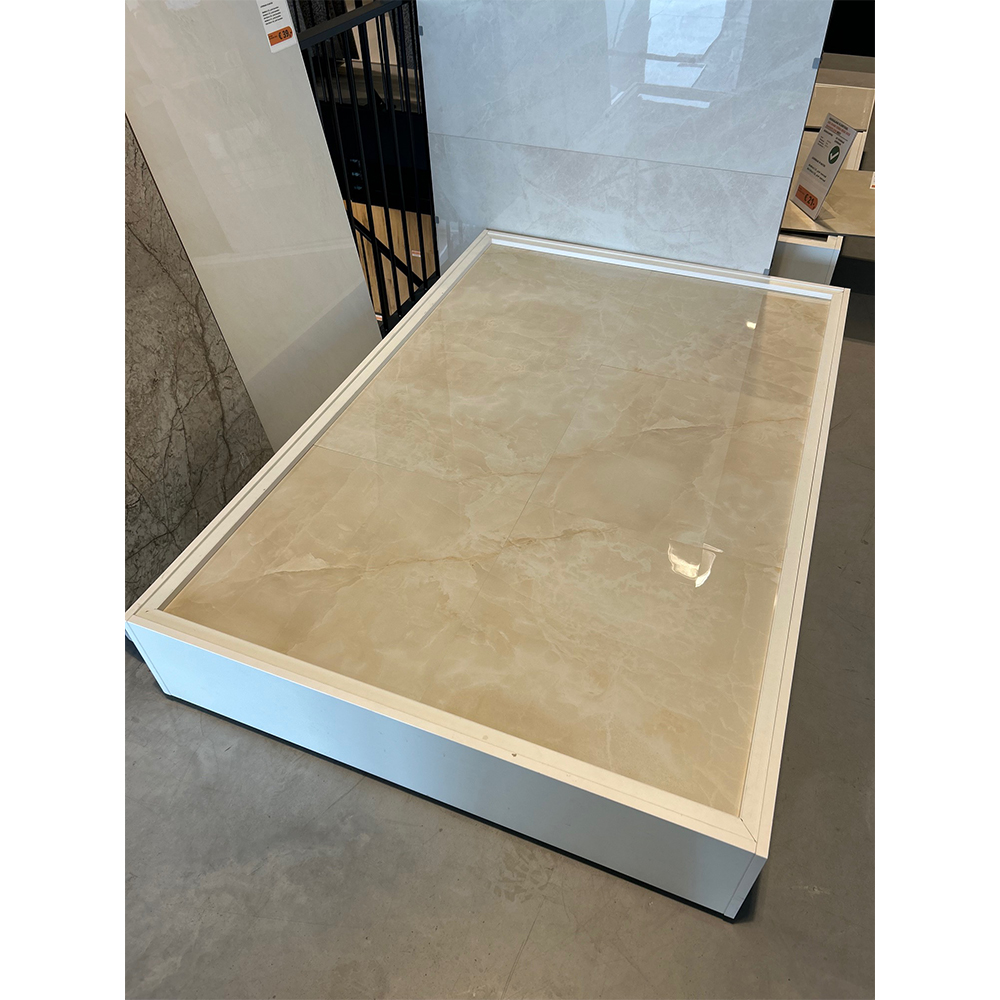 Hoogglans vloertegel 60x60 cm marmerlook Abu Dhabi Crema beige Onix NR51_in de showroom