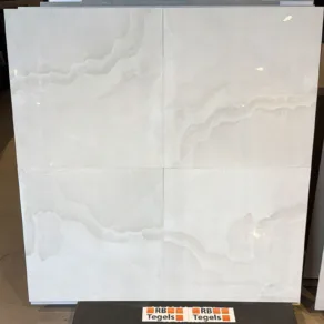 Hoogglans vloertegel 60x60 cm marmerlook Zilver grijs Onyx NR75 is geschikt voor vloerverwarming