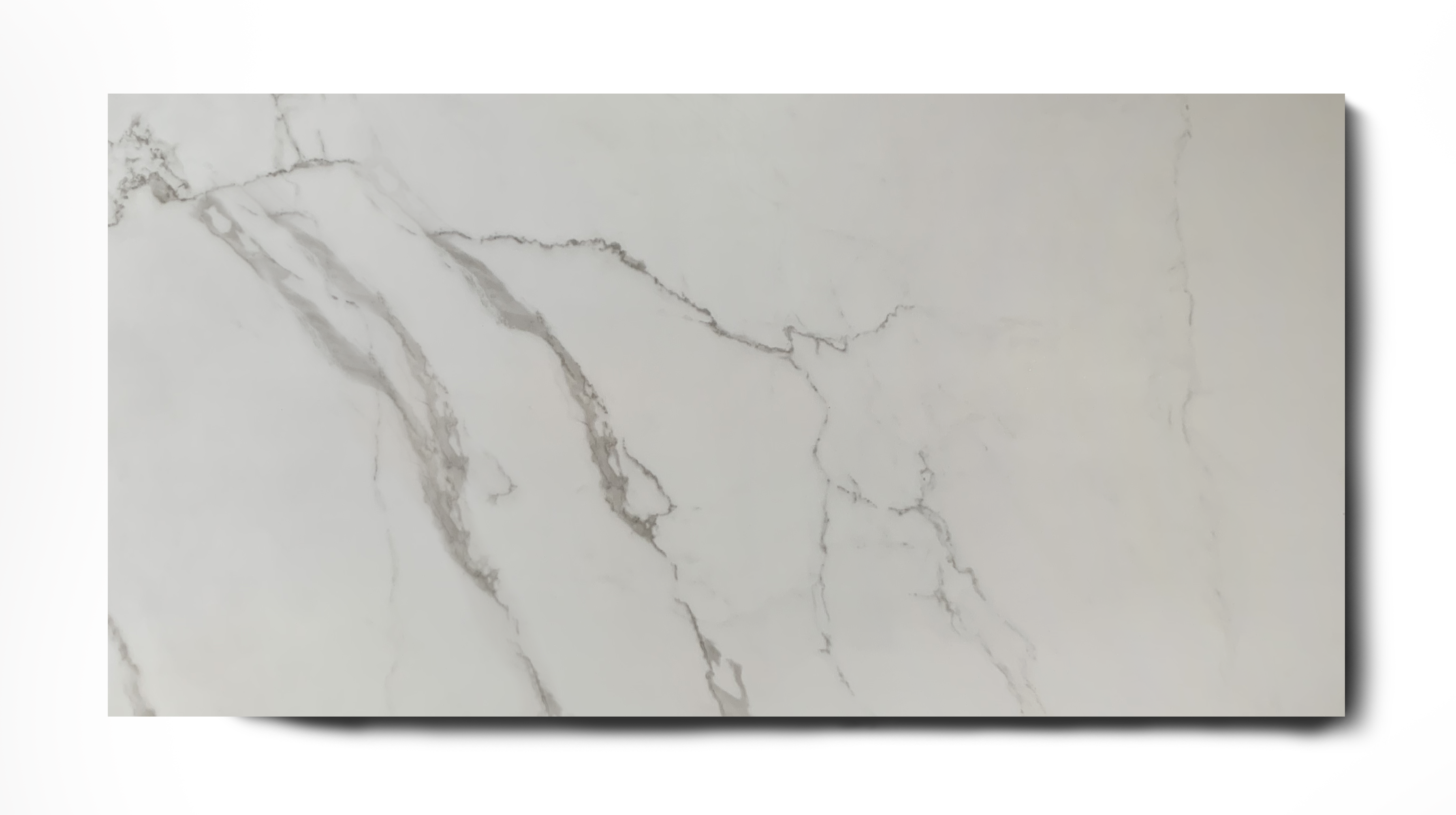Hoogglans vloertegel 60x120 cm Statuario Marmerlook Wit C20 Hoogglans vloertegel 60×120 cm Statuario Marmerlook Wit C20 is ook leverbaar in 30x60 cm mat + hoogglans , 60x60 cm mat + hoogglans, 60x120 cm mat + gepolijst, 75x75 cm mat + hoogglans, 120x120 cm mat + gepolijst, 120x260 cm mat + gepolijst , wandtegels 30x90 cm mat + hoogglans, wandtegels 40+120 cm mat + hoogglans en 25x75 mat + hoogglans. Gebruik deze luxe marmerlook tegels in iedere ruimte naar wens. Deze tegels zijn te gebruiken op de vloer en wand. De voordelen van keramische tegels zijn onder andere dat ze zeer laag in onderhoud, milieuvriendelijk, hygiënisch en bestendig tegen hitte.