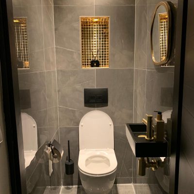 Hoogglans-vloertegel-60×60-cm-Arma-Grijs-Marmerlook-NR43-op-het-toilet-3