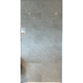 Hoogglans vloertegel 60×60 cm Arma Wit Grijs Marmerlook NR44 in de showroom van RB Tegels