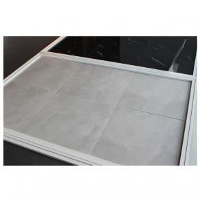Hoogglans vloertegel 60×60 cm Arma Wit Grijs Marmerlook NR44 in de showroom - deze tegel is ook in 80x80 cm leverbaar