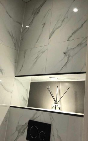 Hoogglans vloertegel 60×60 cm Marmerlook Carrara statuario zwart NR73 op het toilet geplaatst. Deze marmerlook tegels zorgen voor een klassieke uitstraling in de ruimte naar wens. Ook zijn deze tegels te gebruiken op de vloer én wand.