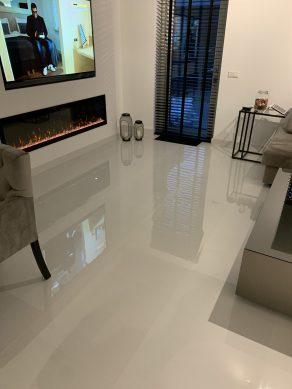 Hoogglans vloertegel 60×60 cm super wit NR54 is geschikt voor op de vloer en de wand. Gebruik deze tegel voor een chique en luxe effect in bijvoorbeeld de woonkamer, keuken of badkamer.
