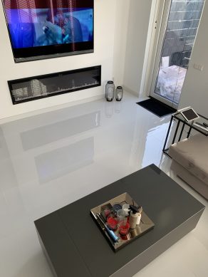 Hoogglans vloertegel 60×60 cm super wit NR54 is geschikt voor op de vloer en de wand. Gebruik deze tegel voor een chique en luxe effect in bijvoorbeeld de woonkamer, keuken of badkamer.