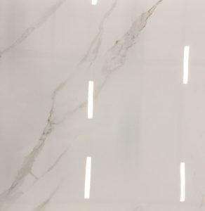 Hoogglans vloertegel 80x80 cm Carrara wit Marmerlook Nr. 41 in de woonkamer