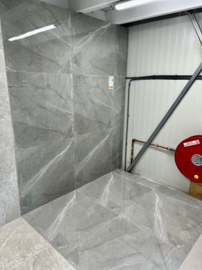 Hoogglans vloertegel 80×80 cm Arma Licht Grijs Marmerlook NR70 in de showroom