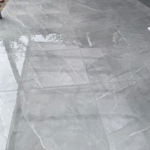 Hoogglans-vloertegel-80x80-cm-Arma-Licht-Grijs-Marmerlook-NR70-onder-overkapping-1